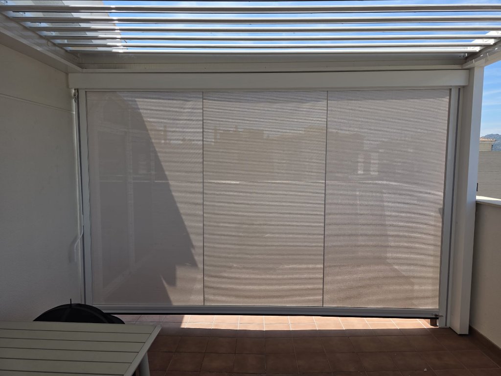 Pérgola bioclimática con cierre